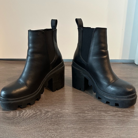 Steve Madden Black Chunky Heel Chelsea Booties - Picture 2 of 10